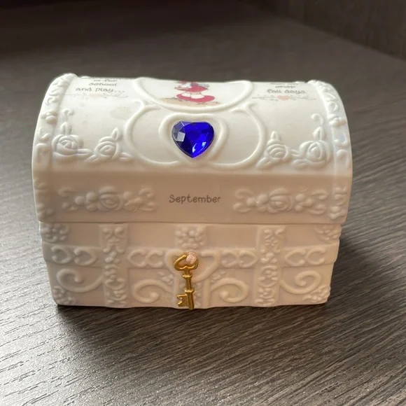 Precious moments trinket box - Picture 2 of 6